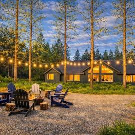 Playground in the Pines, Hotel in Ronald