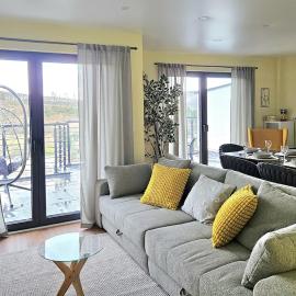 Luxus-Penthouse mit Panorama-View، فندق في Netphen