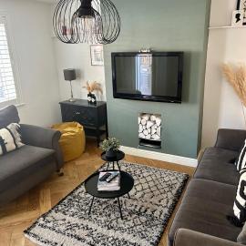 The Trio House - a bright modern 3 bedroom house, hotel in Hough Green