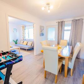 3BR Family House with Games Room & Free Parking & Fast WiFi, hotel in Cardiff