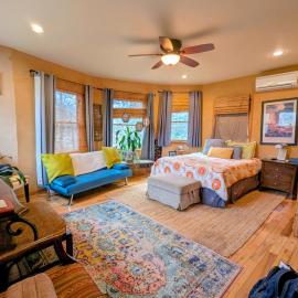 The Birdhouse Sweet Suite! Downtown Roof top deck!
