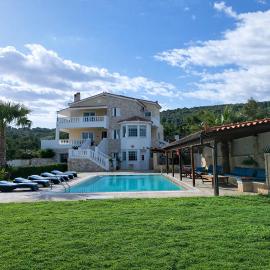 Bella Villa with Private Pool & Sea View Ideal for Groups, ξενοδοχείο στα Βάγια