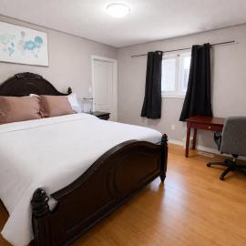 Brampton में, होटल Private Queen Bedroom with Walk-In Closet, Mini Fridge, TV & Workspace in Brampton Shared Home - 3 Baths, Full Kitchen, WiFi, Laundry & Deck - Near GO Station, Ideal for Work & Study!