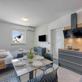 Modern Apt Deni- Terrace & Private Parking - Happy Rentals