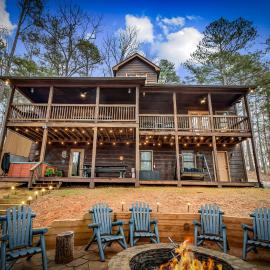 DeerWoodsLodge DOT com-Ellijay Coosawattee River-Sleeps 16-ARCADE-Hot Tub-Fire Pit-Winery's, hotel din Ellijay