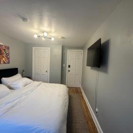 King Bed Near EWR Airport Smart TV Room 2, hotel in Irvington