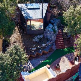 BLACKBIRD - Luxury Treehouse - Private Escape with Hot Tub and Pool, Hotel in Abū Mīzān