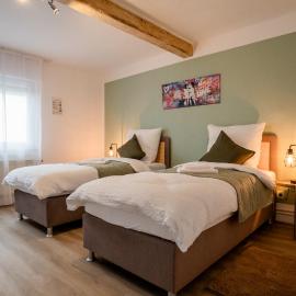 janu-homes - 3 Zimmer Apartment - 4 Betten, Waldblick vom Kirchplatz, hotel em Mengerskirchen