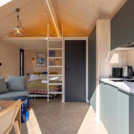 Tiny house with wooden deck in Oud Ade - Tuin van Keet - 30, hotel em Oud-Ade