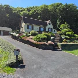 Maison familiale 3 chambres en bord de Meuse, hotel din Braux