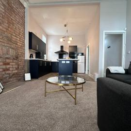 Spacious Victorian Apt - Sleeps upto 5 - Parking on request