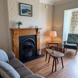Westport Town Centre Escape with Croagh Patrick View Sleeps 4, hotel a Westport