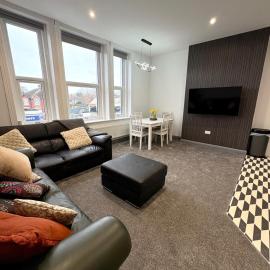 Spacious 4 Bed Retreat, 2 Bath, Sleeps 8 plus 2, Beach, Bars, Dinning, Shops, Golf, for Groups, Contractors or Families