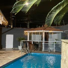 Casa 100mtrs do mar com piscina aquecida, отель в городе Solemar