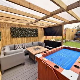 Private All-Weather Hot Tub House, Fire Pit & Pool Table, Free Parking, Near City Centre, Great Transport Links