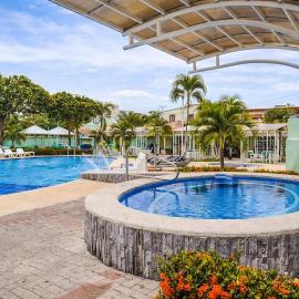 100m from the beach with 24 7 security, hotel din Jacó