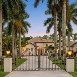 Royal Palms Villa, Pool, Spa, Private Gate, 1,5 acre, hotel u gradu Delta