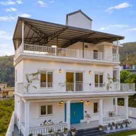 ELIVAAS The Kimadi House 4-BHK English-Style Villa With Rooftop, Pool & Mussoorie Views, hotelli kohteessa Rājpur