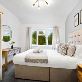 Stylish Three Bedroom House - Garden - Parking - Netflix 73BR