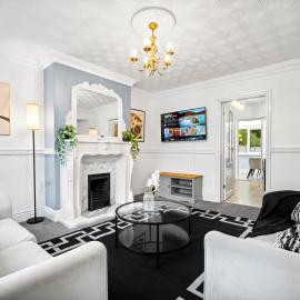 Stylish Three Bedroom House - Garden - Parking - Netflix 73BR