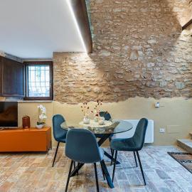 GuestHost - Suite on the RIVER Apartment, hotell i Rasiglia