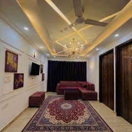 Velvet Den 3BHK with 3 bathroom 3 rooms and hall and a balcony, hotel in New Delhi