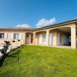 Villa des remparts - piscine et jardin - Nord Ariège, hôtel à Montaut-Ariège