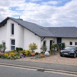 Ü Villa 2 Etagen 5 Schlafzimmer, hotel em Hirschaid