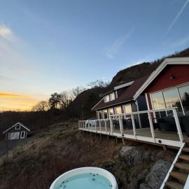Landlig hytte med jacuzzi, hotell sihtkohas Lyngdal
