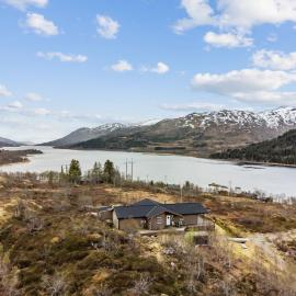 Hytte med peis utsikt & lakseelv rett nedenfor!, hotel a Lødingen