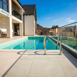 Emirage Luxury Villa Infinity Pool and Spa