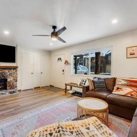 Modern home with shared hot tub pool sauna tennis & fireplace & W&D, hotel u gradu 'Tahoe City'