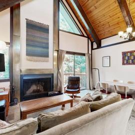 Conveniently located family-friendly escape near IV Rec Center & free Wifi, hotel in Incline Village