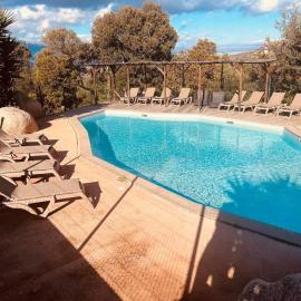 Casa LUNEA - Plage de Santa Giulia à 7mn, piscine & calme à proximité de Porto-Vecchio, hotel a Sotta