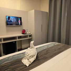 Deluxe Two Bedroom with Stunning sun setting in to the sea, hotel in Ajman