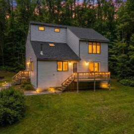 Adventure Retreat, Hot Tub & Pool, Waterville – hotel w mieście Campton
