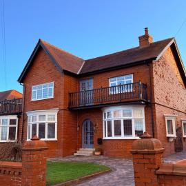 Luxury house, sleeps 8 with a swimming pool & hot tub