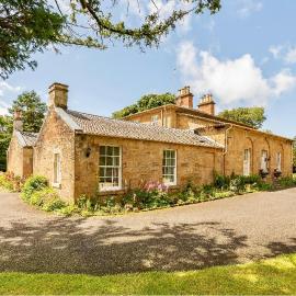 Unique Manor House PLUS Jacuzzi PLUS BBQ Cabin, hotelli kohteessa Maybole