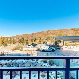 Modern resort condo with pool hot tub rolling foothill views & shuttle, hotel v destinaci Heber City