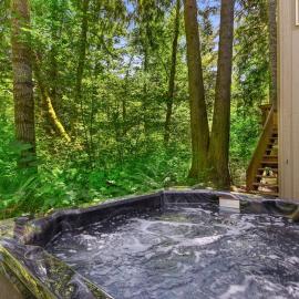 The Burrow - Your Forest Refuge by the Sandy River, hotel in Rhododendron