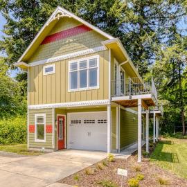 Mountain and river-view home & studio with fireplace grills outdoor areas, Hotel in Stevenson