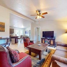 Cozy forest retreat near trails slopes & Sunriver - perfect for year-round fun