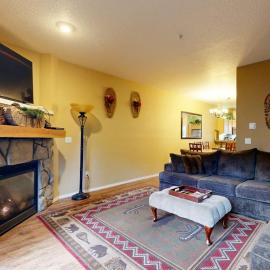 Dog-Friendly Condo with Great Kitchen Pool & Hot Tub - Close to Skiing, Hotel in Government Camp