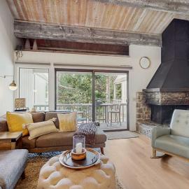 Elegant Condo with a Great Kitchen Fireplace Decks Near Lake and Skiing、キングスビーチのホテル