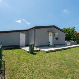 Holiday house with a parking space Loborika, Pula - 25342, hotel a Marčana