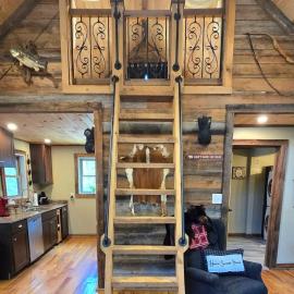 Couples Getaway Cabin with a Loft Bed - Firepit - Creek Access, hotel u gradu Dalonega