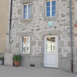 Maison en pierres rénovée avec patio à Ferrières-sur-Sichon, Hotel in Ferrières-sur-Sichon