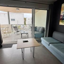 Appartement PMR avec balcon, 2 chambres, accès direct plage, piscine, parking sécurisé - La Tranche-sur-Mer - FR-1-194-220, hotel in La Tranche-sur-Mer
