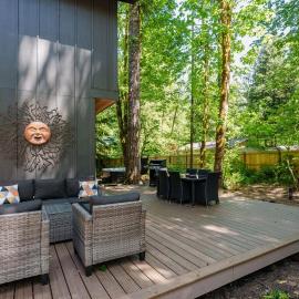 2 Homes in 1 Creekside Deck 2 Hot Tubs, хотел в Rhododendron