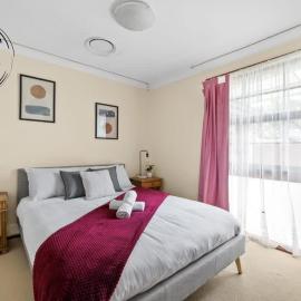 Tranquil Queen Room - Centrally Located at Milperra - Shared Bathroom, hotel in Panania